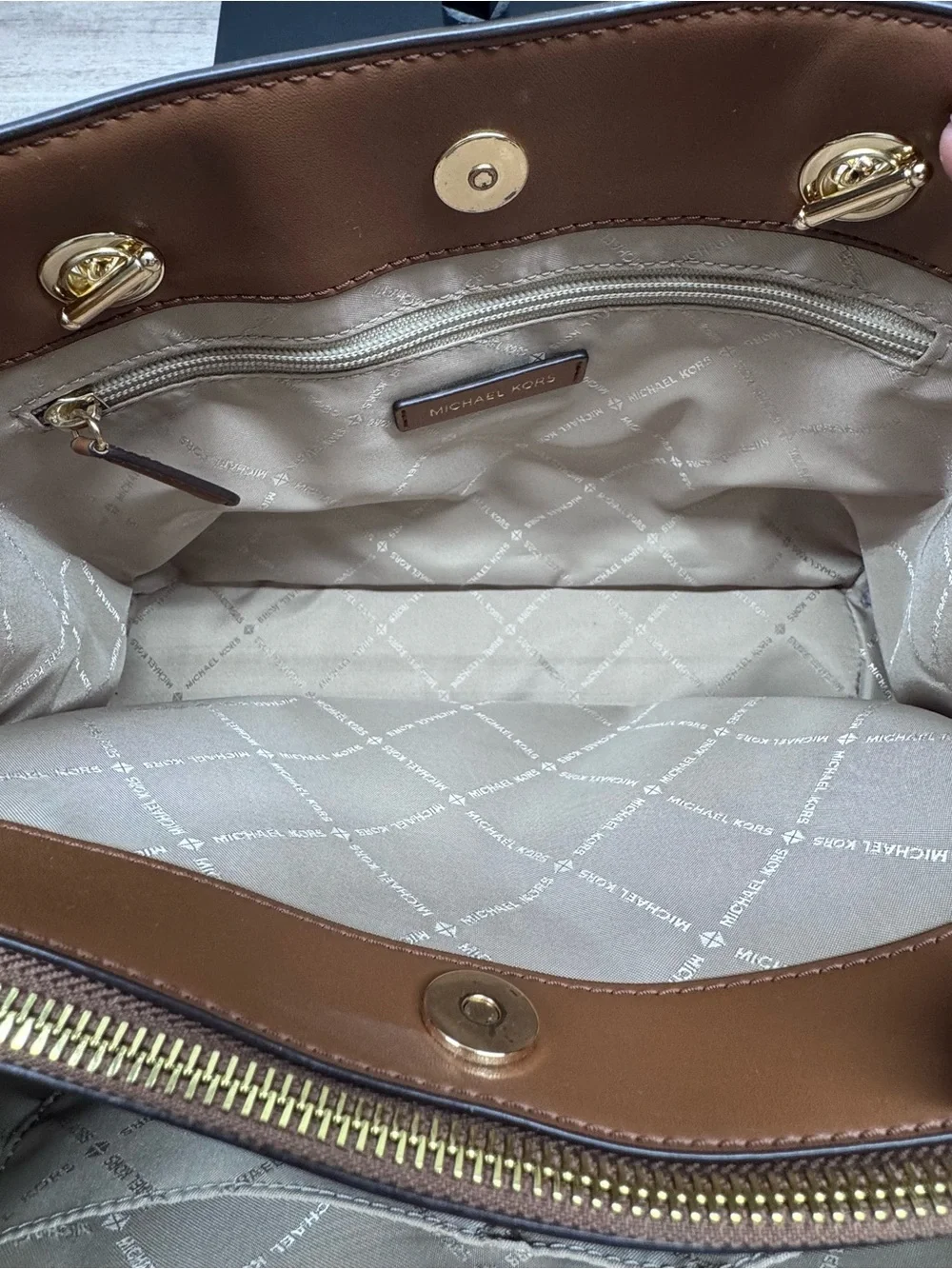 Michael Kors Womens Teagan Large Logo Print Shoulder Bag in Vanilla